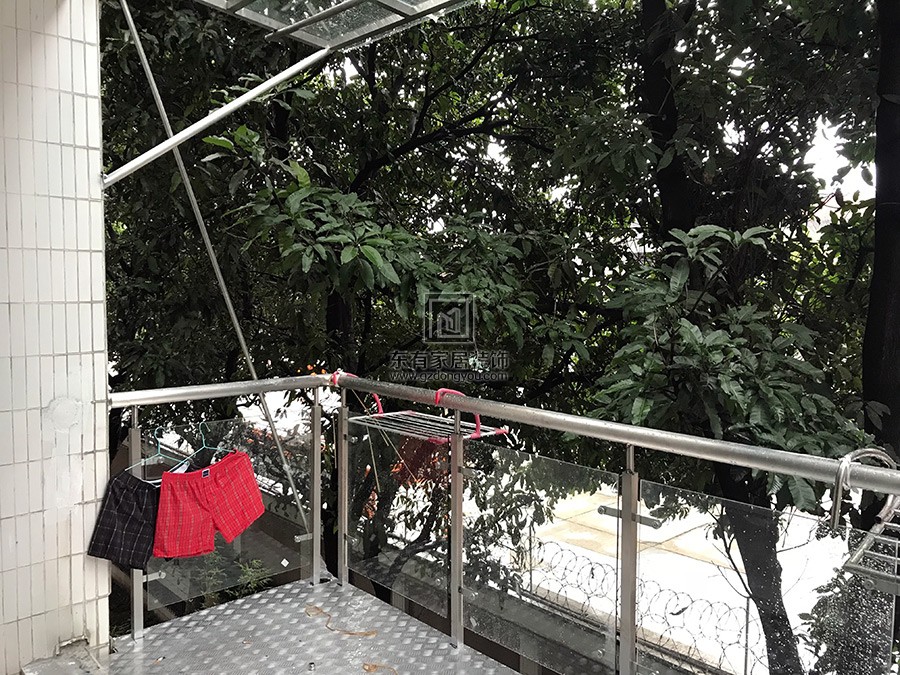 云影花園加裝鋼結(jié)構(gòu)陽臺(tái)、陽臺(tái)欄桿、玻璃雨棚 LG-039