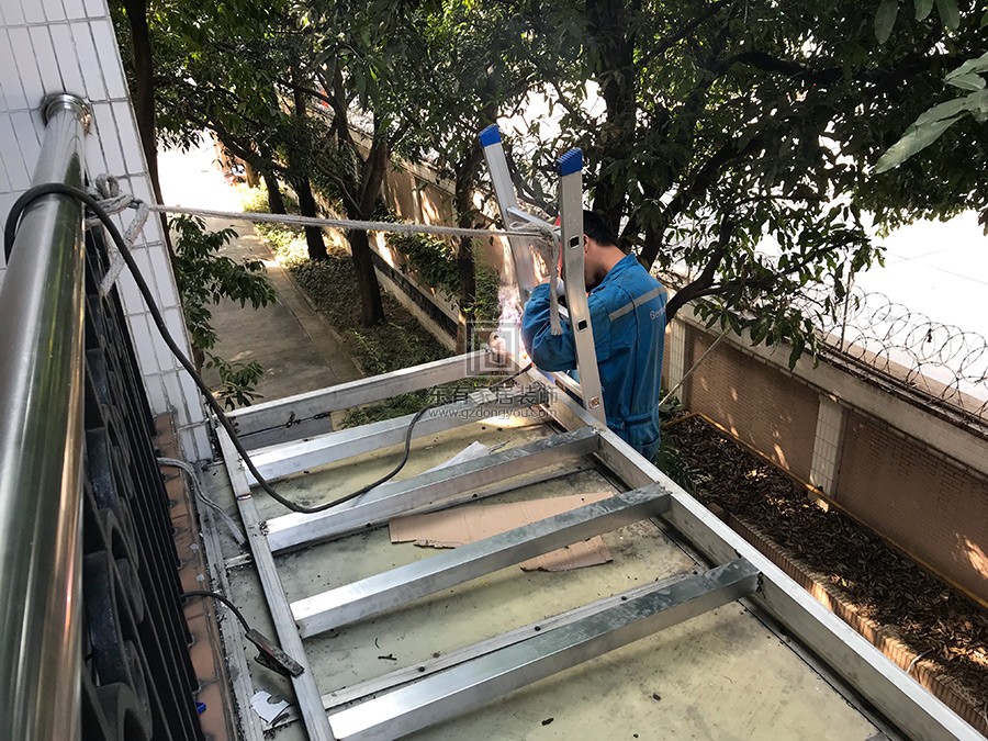 云影花園加裝鋼結(jié)構(gòu)陽臺(tái)、陽臺(tái)欄桿、玻璃雨棚 LG-039