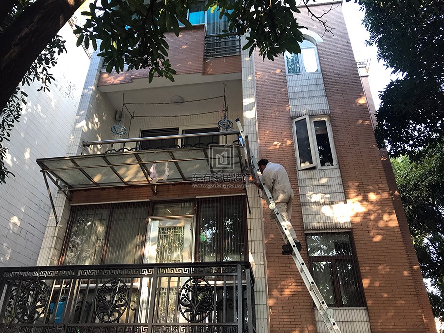 云影花園加裝鋼結(jié)構(gòu)陽臺(tái)、陽臺(tái)欄桿、玻璃雨棚 LG-039