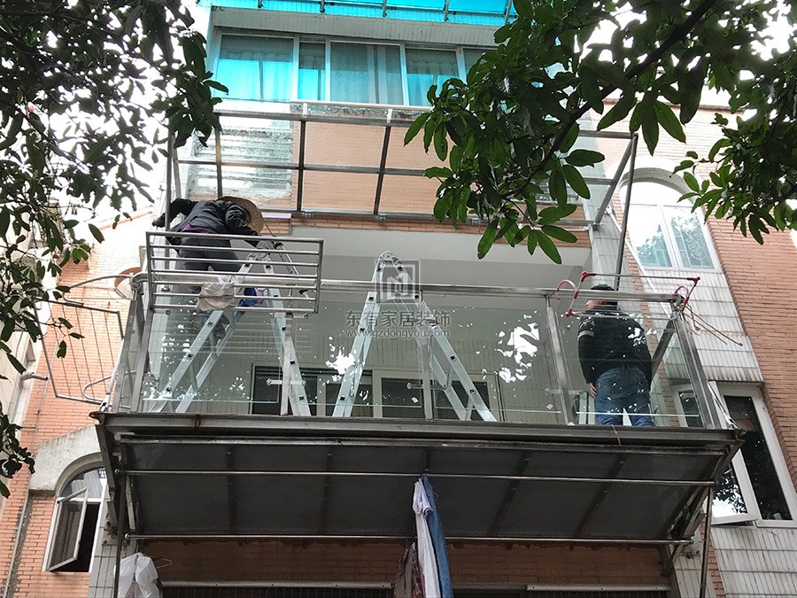 云影花園加裝鋼結(jié)構(gòu)陽臺(tái)、陽臺(tái)欄桿、玻璃雨棚 LG-039