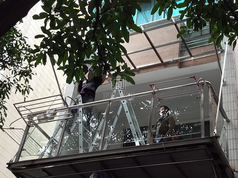云影花園加裝鋼結(jié)構(gòu)陽臺(tái)、陽臺(tái)欄桿、玻璃雨棚 LG-039