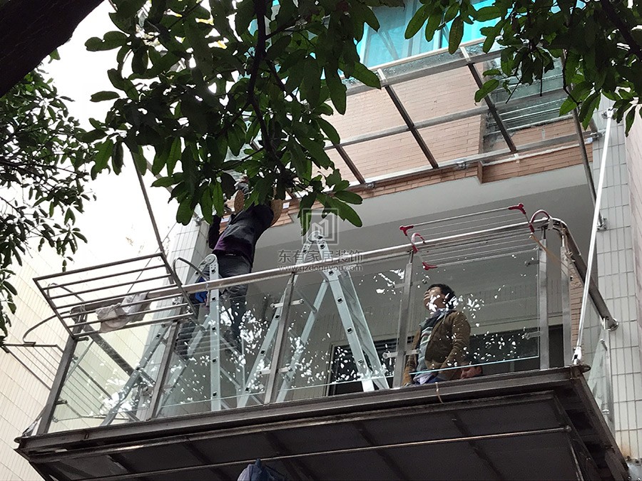 云影花園加裝鋼結(jié)構(gòu)陽臺(tái)、陽臺(tái)欄桿、玻璃雨棚 LG-039