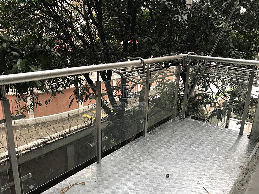 云影花園加裝鋼結(jié)構(gòu)陽臺(tái)、陽臺(tái)欄桿、玻璃雨棚 LG-039