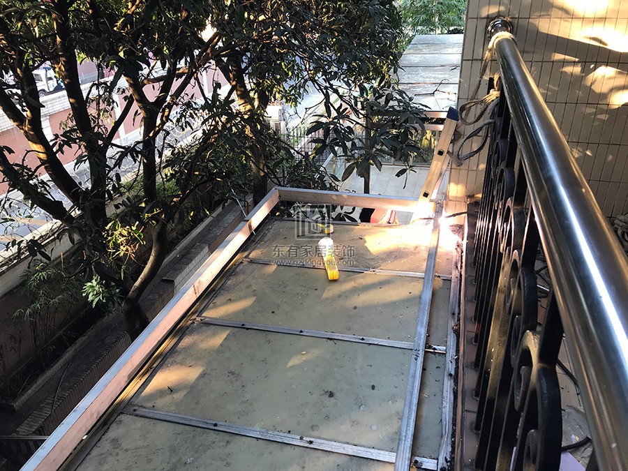 云影花園加裝鋼結構陽臺、陽臺欄桿、玻璃雨棚 LG-039