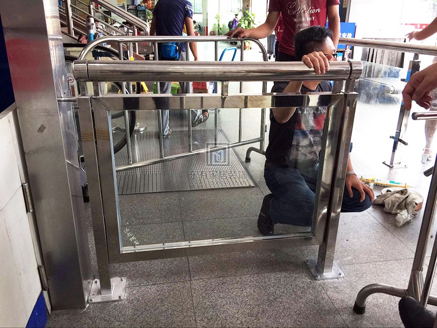 東圃客運站閘機不銹鋼玻璃欄桿 LG-002 東圃客運站閘機不銹鋼玻璃欄桿 LG-002