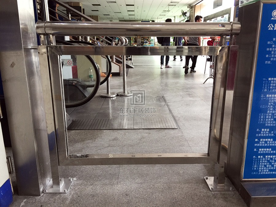 東圃客運站閘機不銹鋼玻璃欄桿 LG-002 東圃客運站閘機不銹鋼玻璃欄桿 LG-002