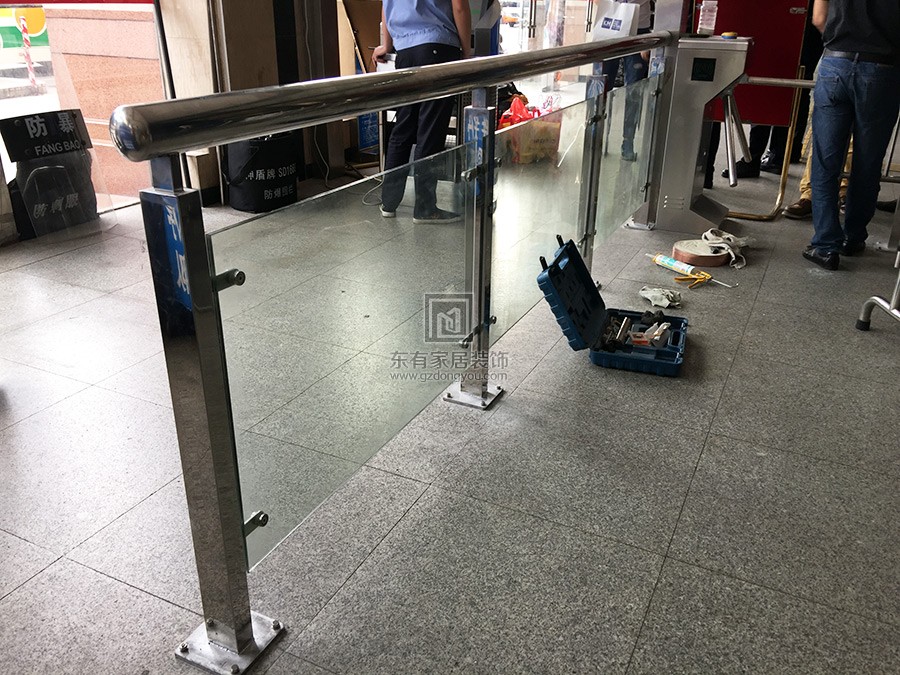 東圃客運站閘機不銹鋼玻璃欄桿 LG-002 東圃客運站閘機不銹鋼玻璃欄桿 LG-002