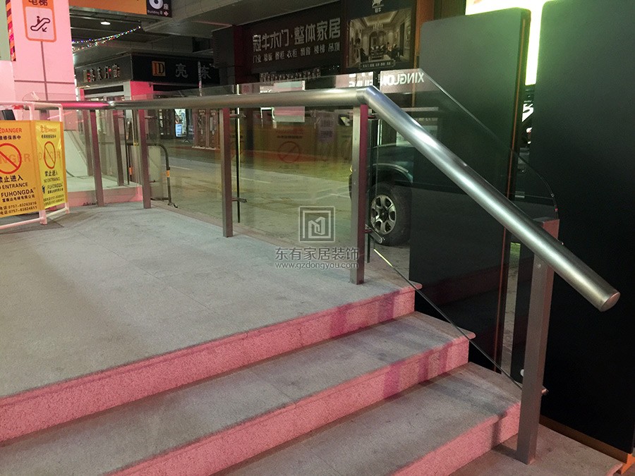 廣州家居城扶梯臺階不銹鋼玻璃欄桿 LG-037