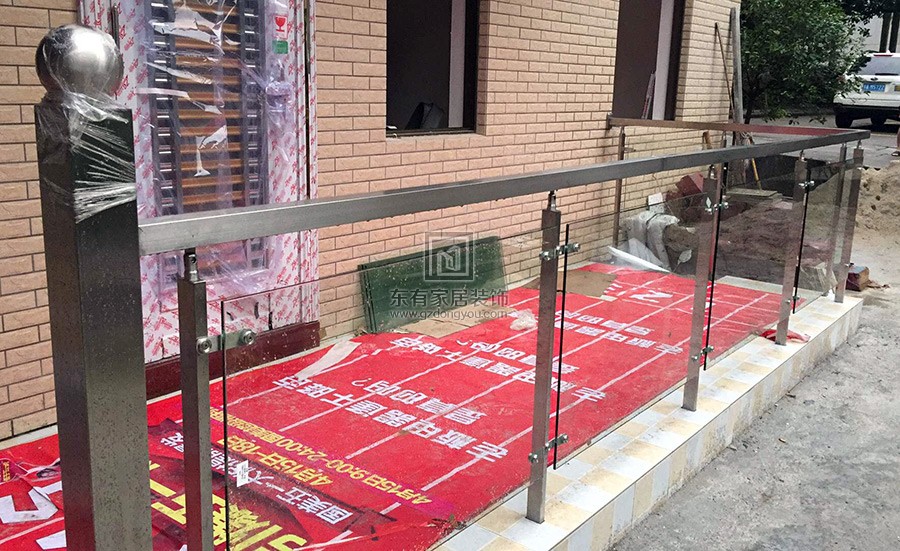 黃石東路何先生不銹鋼玻璃欄桿 LG-006 黃石東路何先生不銹鋼玻璃欄桿 LG-006