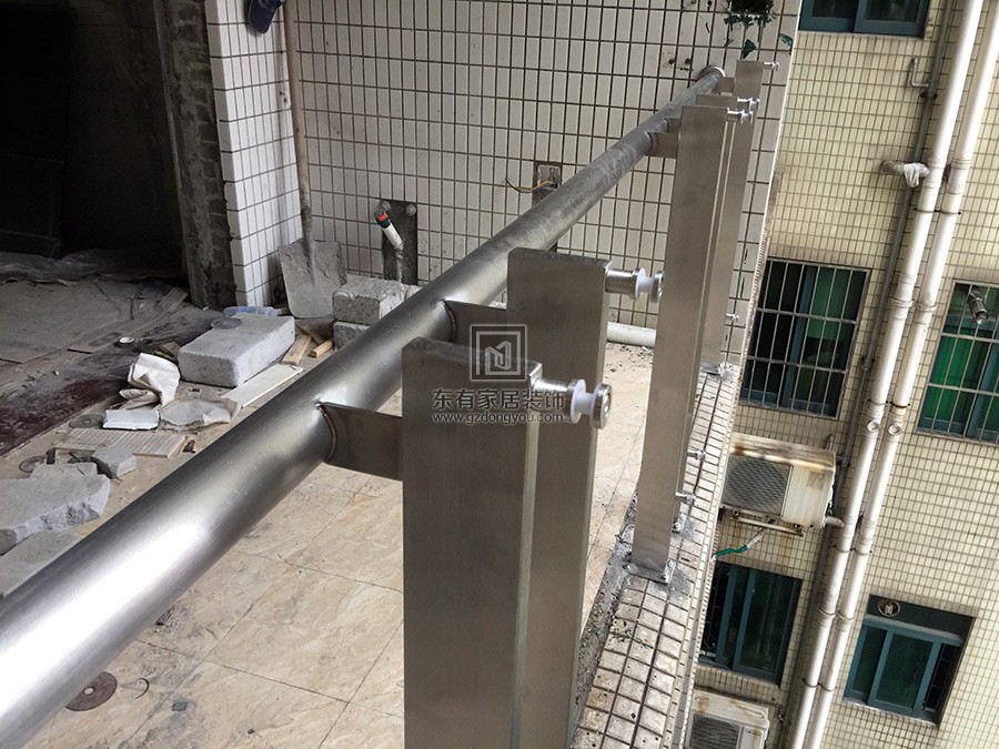 上渡路柏惠花園陽臺(tái)玻璃欄桿 LG-009
