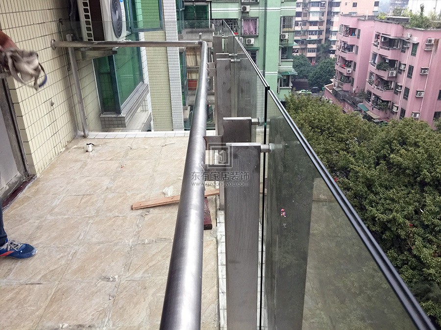上渡路柏惠花園陽臺(tái)玻璃欄桿 LG-009