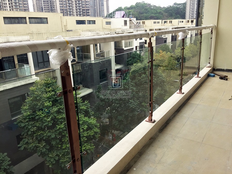 御金沙曉島別墅陽(yáng)臺(tái)不銹鋼玻璃紅古銅色欄桿 LG-032