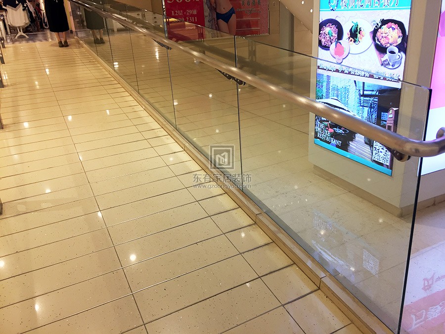 萬菱匯廣場(chǎng)坡道玻璃扶手 FS-028