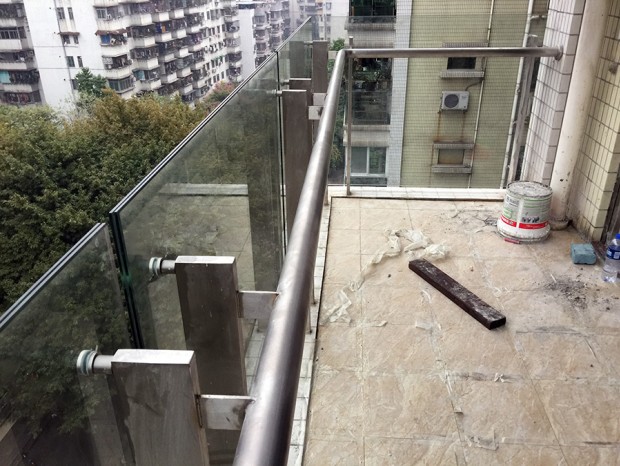 上渡路柏惠花園陽臺玻璃欄桿 LG-009