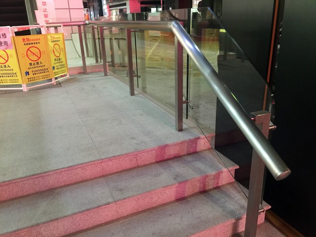廣州家居城扶梯臺階不銹鋼玻璃欄桿 LG-037