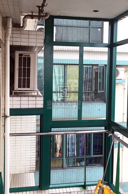 西門口廣場張先生封陽臺鋁窗、窗前護欄 MC-084