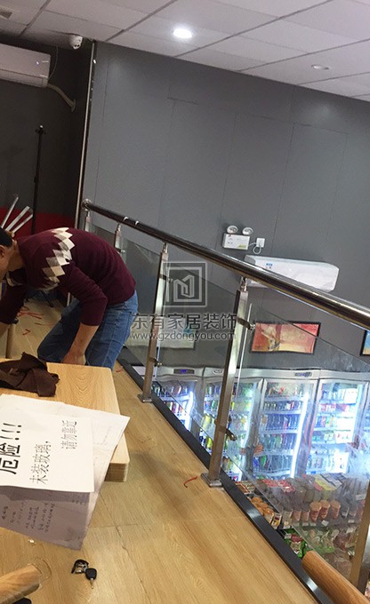 黃埔區(qū)蘿崗公路盧先生商場不銹鋼玻璃護(hù)欄