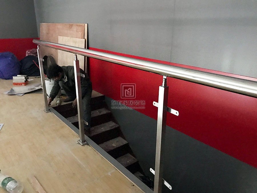黃埔區(qū)蘿崗公路盧先生商場不銹鋼玻璃護(hù)欄