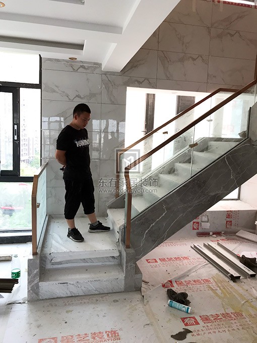 金沙洲江悅灣陳先生玻璃樓梯扶手 FS-041