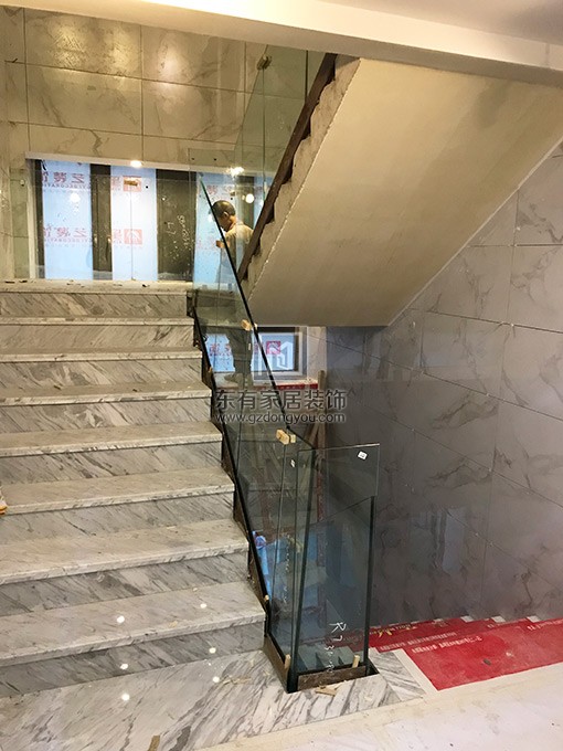 金沙洲江悅灣陳先生玻璃樓梯扶手 FS-041