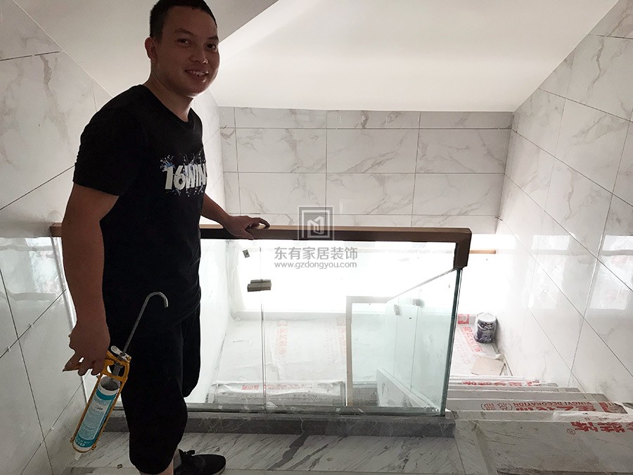 金沙洲江悅灣陳先生玻璃樓梯扶手 FS-041