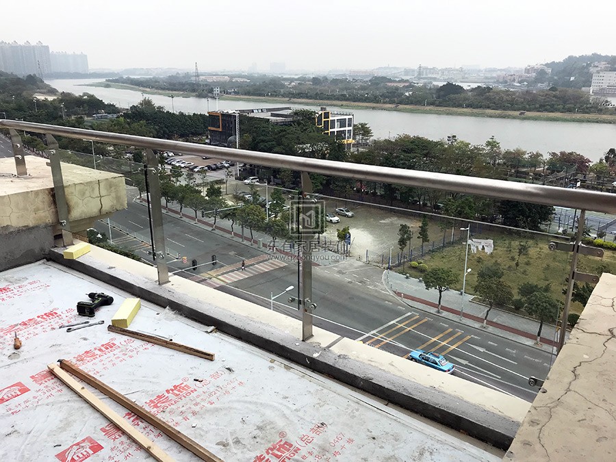 金沙洲江悅灣陳先生陽臺玻璃欄桿 LG-053