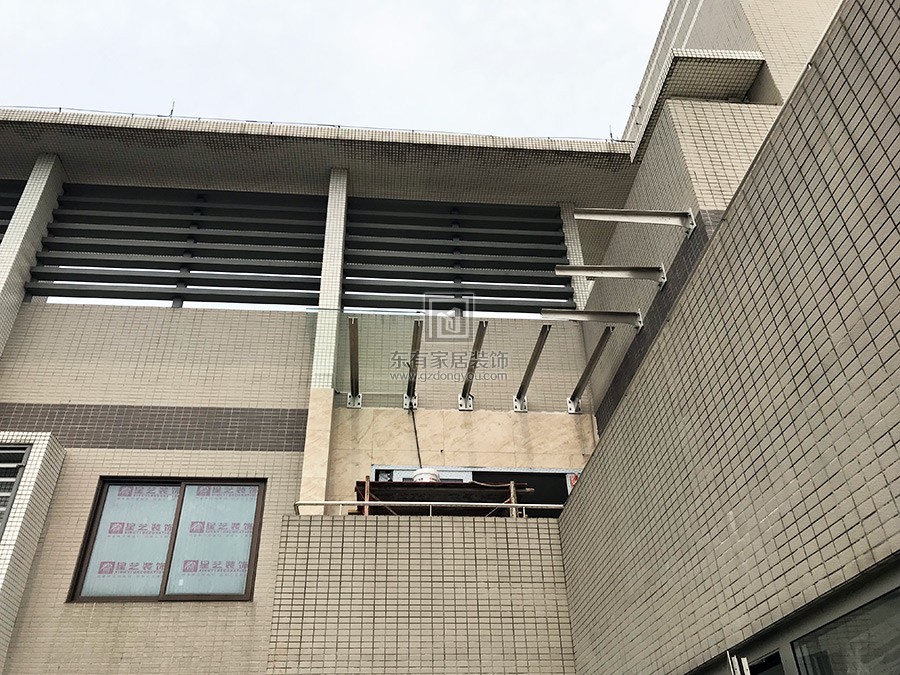 億泉尚園黃先生玻璃雨棚 YP-022
