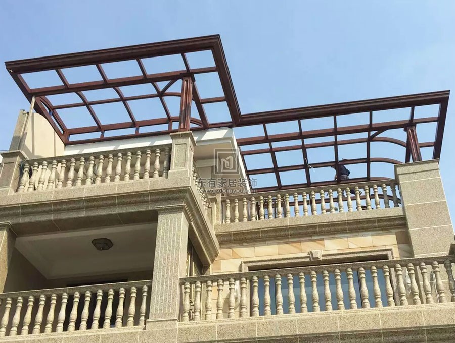 露天陽臺用什么材質做雨棚呢