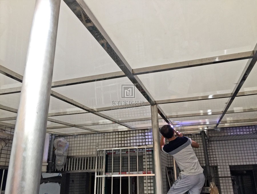 廣利路乳白耐力板雨棚 YP-007