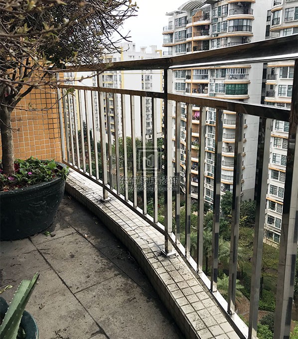 云峰社區(qū)不銹鋼陽(yáng)臺(tái)護(hù)欄、雨棚 LG-088