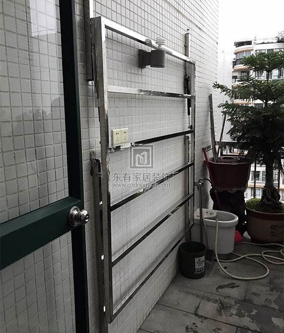 云峰社區(qū)不銹鋼陽(yáng)臺(tái)護(hù)欄、雨棚 LG-088