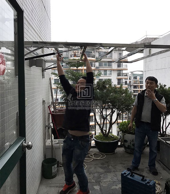 云峰社區(qū)不銹鋼陽(yáng)臺(tái)護(hù)欄、雨棚 LG-088