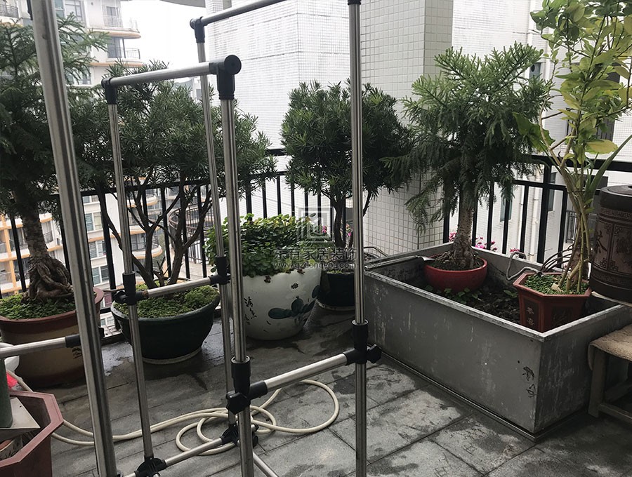 云峰社區(qū)鐵藝陽臺(tái)欄桿 LG-089