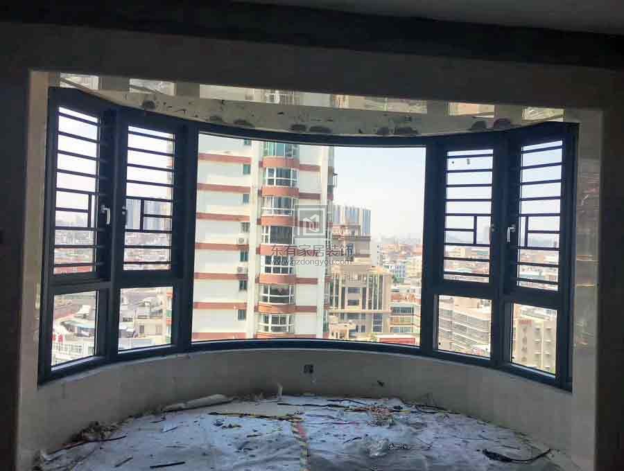 悅安花園獨特半圓弧風格異形門窗完美收尾