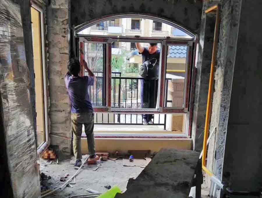 悅安花園獨特半圓弧風格異形門窗完美收尾