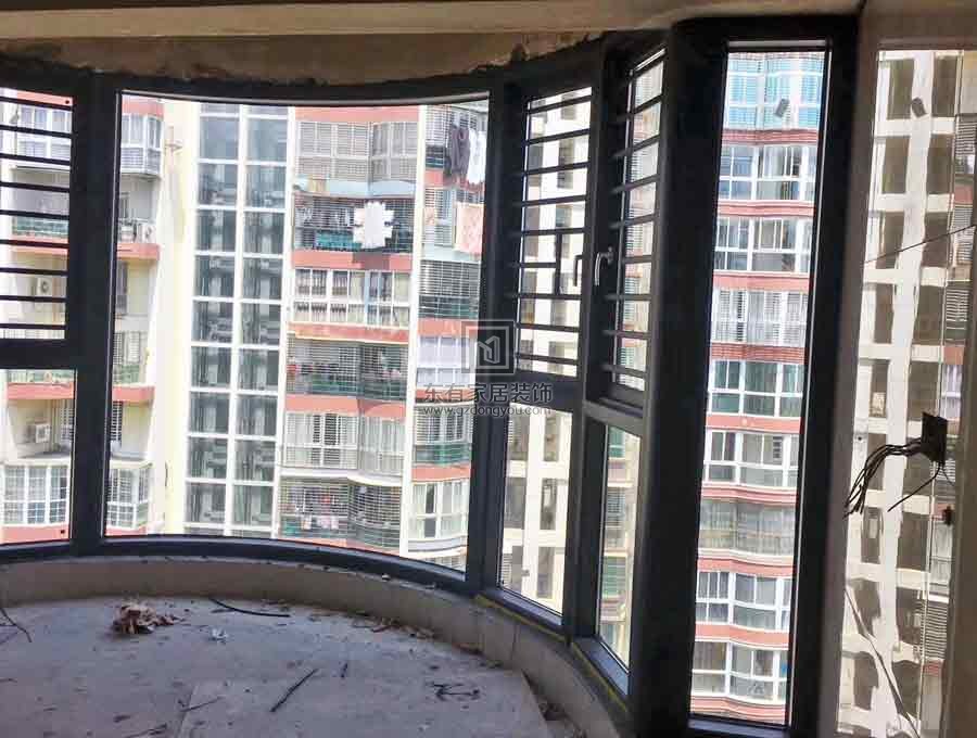 悅安花園獨特半圓弧風格異形門窗完美收尾