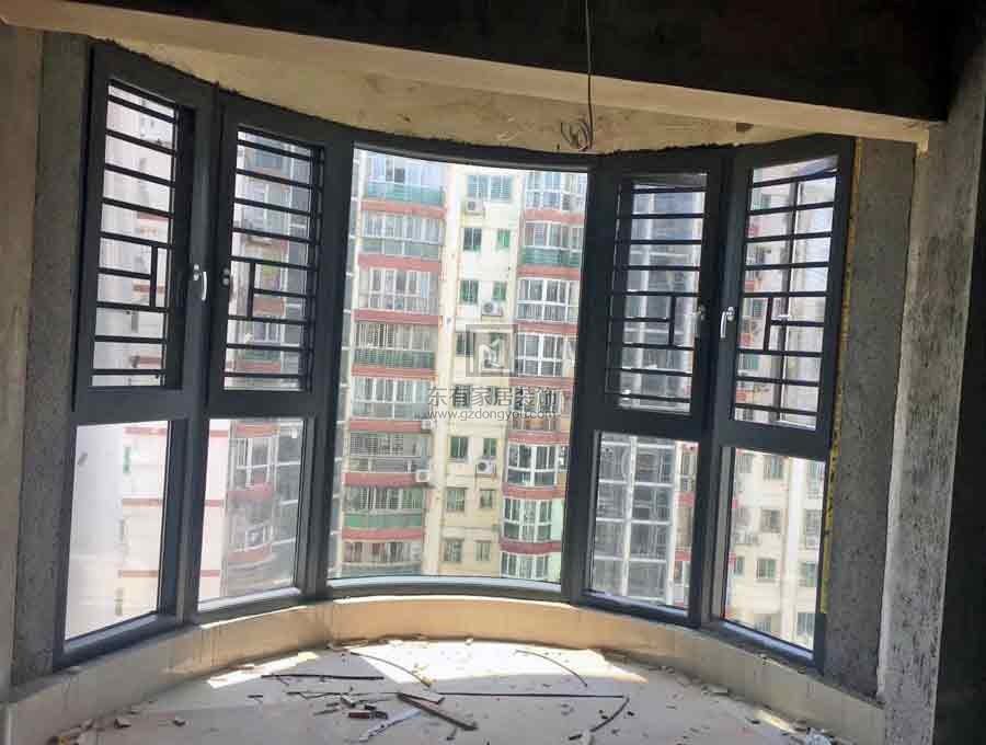 悅安花園獨特半圓弧風格異形門窗完美收尾