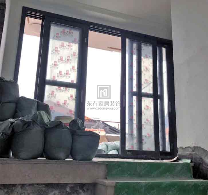 悅安花園獨特半圓弧風格異形門窗完美收尾
