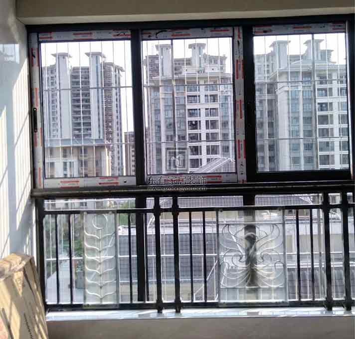 御湖灣陽臺(tái)封重型趟窗，推拉輕松順暢手感非常好