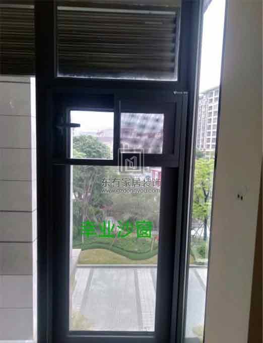 御湖灣陽臺(tái)封重型趟窗，推拉輕松順暢手感非常好