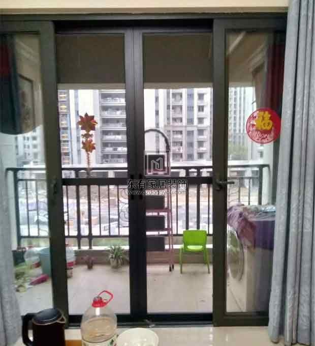 御湖灣陽臺(tái)封重型趟窗，推拉輕松順暢手感非常好