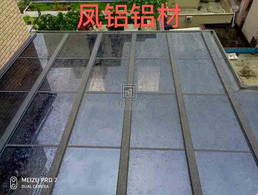 鳳鋁型材玻璃雨棚項(xiàng)目安裝過程