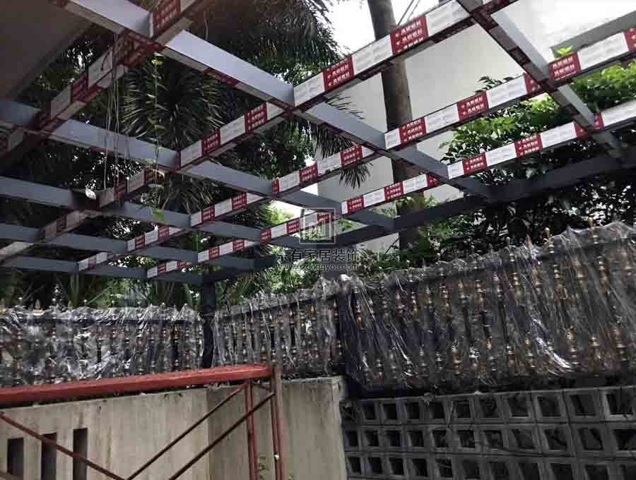 鳳鋁型材玻璃雨棚項(xiàng)目安裝過程