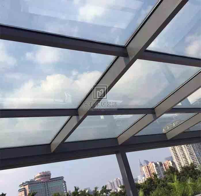 鳳鋁型材玻璃雨棚項(xiàng)目安裝過程