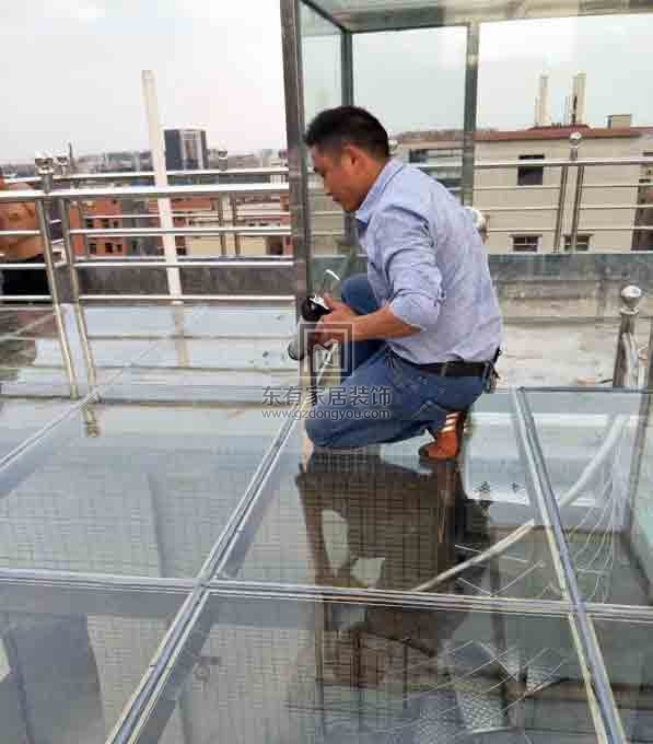 鳳鋁型材玻璃雨棚項(xiàng)目安裝過程