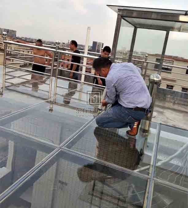 鳳鋁型材玻璃雨棚項(xiàng)目安裝過程