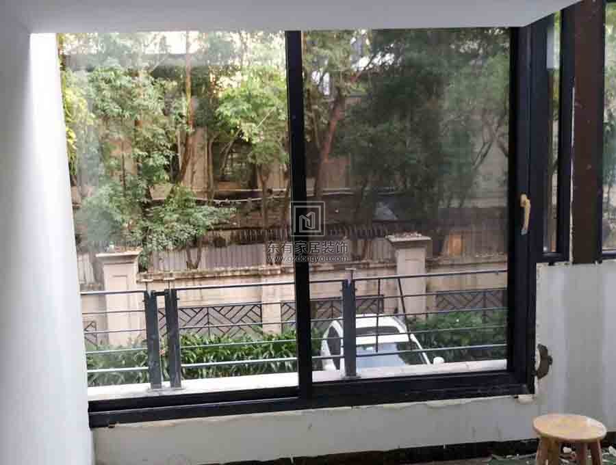 鳳鋁型材玻璃雨棚項(xiàng)目安裝過程