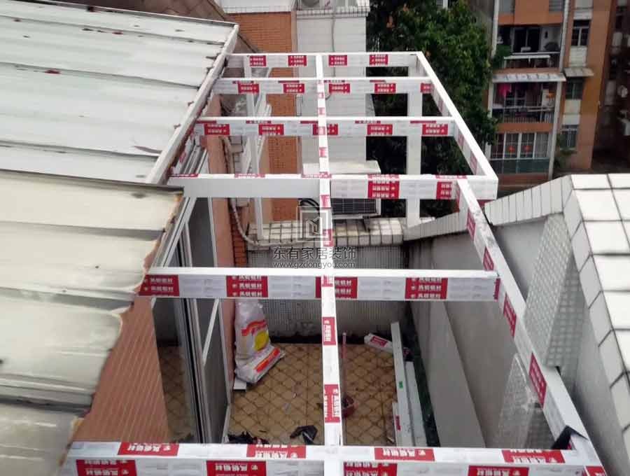 南沙濱海花園仿木紋玻璃雨棚