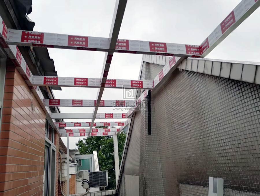 南沙濱海花園仿木紋玻璃雨棚